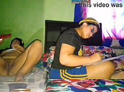 Me Masturbo Mi Gran Coño Mientras Mi Hermanastra Hace Las Tareas De La Universidad