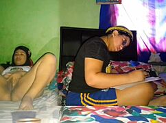 Me Masturbo Mi Gran Coño Mientras Mi Hermanastra Hace Las Tareas De La Universidad