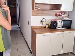 Sexo arriscado me arrisquei transando com melhor amigo do meu corno enquanto ele estava no banho