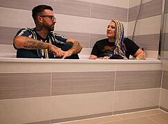 livie chats from the bath as frankie jax reveals her backstage secrets