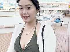 梅茜·陈在香港游轮暮光池边勾引融合性感日常与粤语AV风情