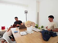 骚员工速战3P吃两学生大屌