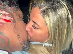 esposa gozando tres vezes esfregando sem camisinha oral publico na frente do corno tatuada