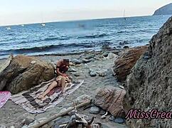 海滩露屄被指奸到公共喷水冒险