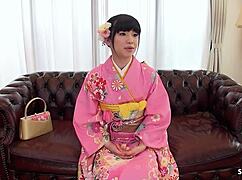 嘿艺伎骚妹想镜头前首次玩毛逼吗？