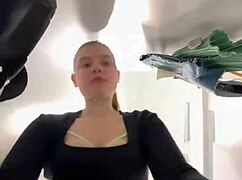 wanna see this bbw teen masturbate her wet pussy up close in the changing room??